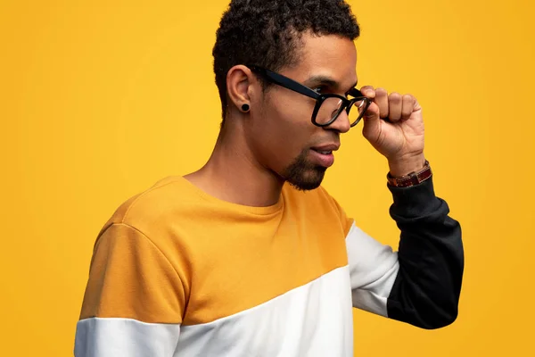 Pensativo preto masculino ajustando óculos — Fotografia de Stock
