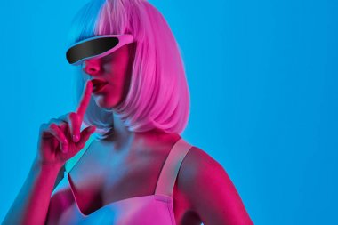 Cyberpunk bayan sessizlik isteyen