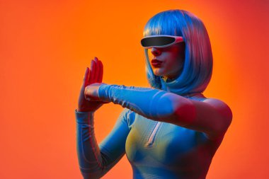 Robotik kadın yumruklama eli