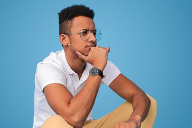 Düşünceli siyah hipster uzağa bakıyor