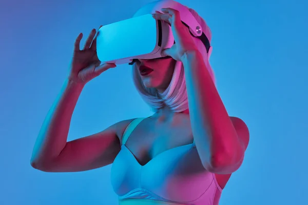 Футуристична жінка досліджує віртуальну реальність — стокове фото