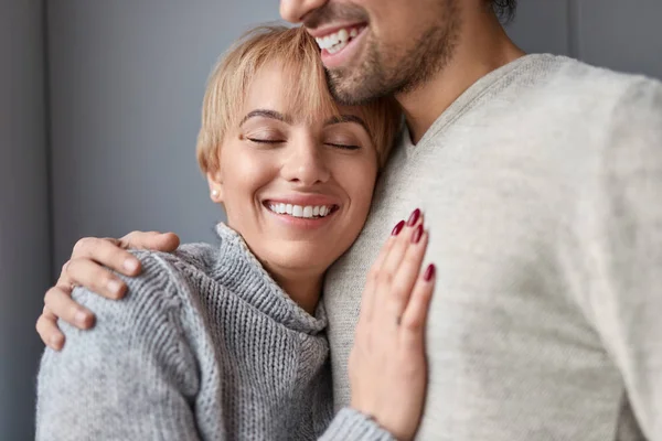 Lachende vrouw leunend op de borst van echtgenoot — Stockfoto