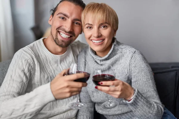 Happy couple clinking glasses during date — Stock Photo, Image