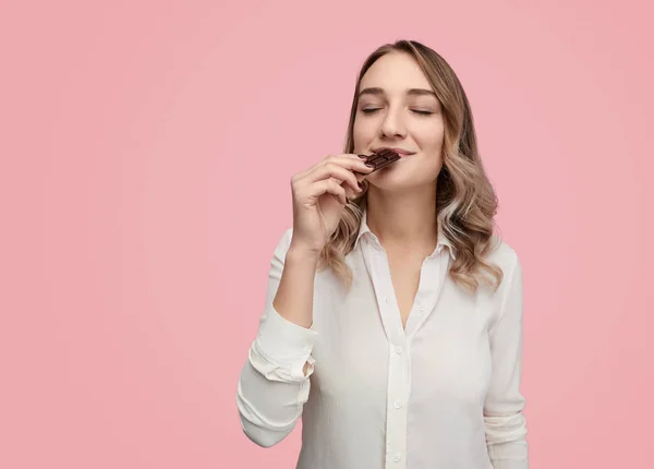 Mladá žena voní čokoládou — Stock fotografie