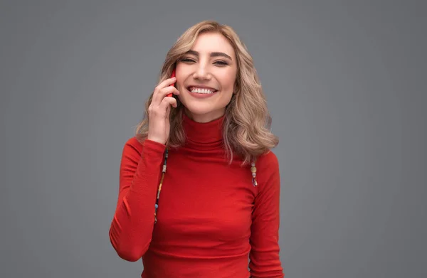 Χαμογελαστή Κυρία με πουλόβερ που μιλά στο τηλέφωνο — Φωτογραφία Αρχείου