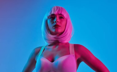 Kendinden emin fütüristik kadın uzağa bakıyor