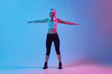 Kollarını açıp egzersiz yapan bir kadın.