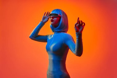 Dijital gözlüklerde spacewoman