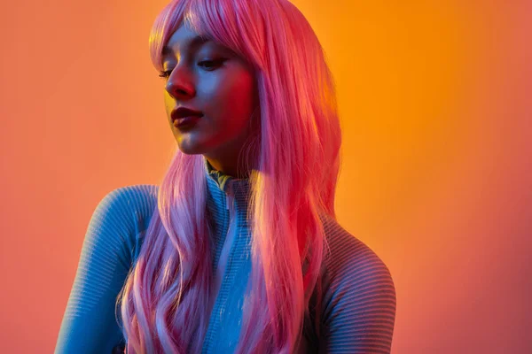 Señora futurista con el pelo largo de color rosa — Foto de Stock