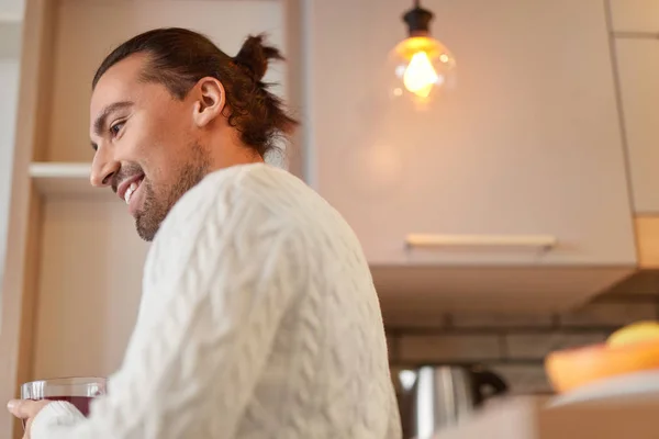 Uśmiechnięty mężczyzna z herbatą w kuchni — Zdjęcie stockowe