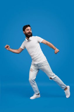 Sakallı adam kaçıyor