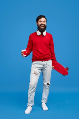 Paket içki ve kaykay ile Heyecanlı hipster