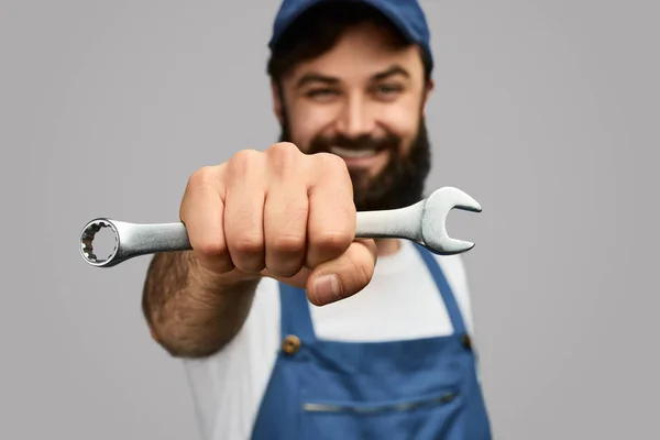 Reparador borroso mostrando llave — Foto de Stock