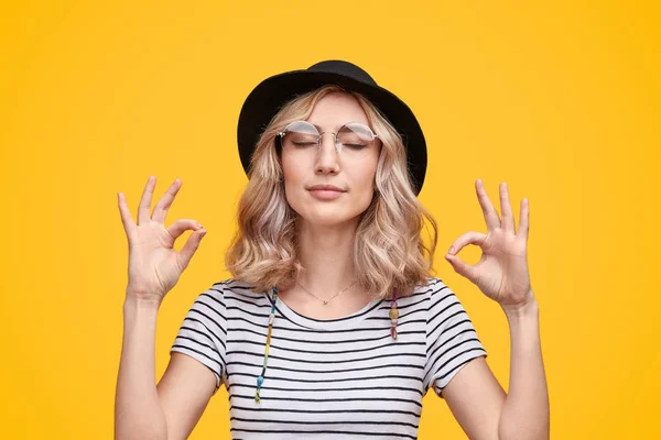 Senhora elegante meditando com os olhos fechados — Fotografia de Stock