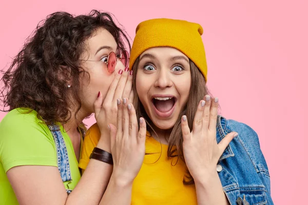 Female sharing secret with best friend — Stock Photo, Image