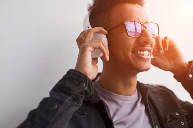 Gülümseyen siyah adam iyi müzik dinlerken