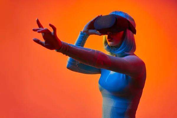 Futuristische dame interactie met Virtual Reality — Stockfoto