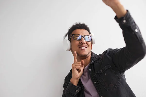 Hombre negro divertido bailando y escuchando música — Foto de Stock