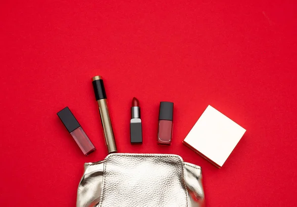 Míchané ozdobné kosmetiky v blízkosti kabelky — Stock fotografie