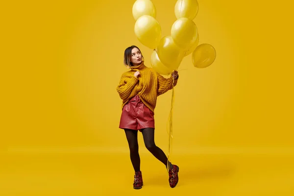 Μοντέρνα γυναίκα με κίτρινα μπαλόνια — Φωτογραφία Αρχείου