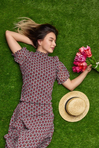잔디밭에 휴식 꽃다발우아한 여성 — 스톡 사진
