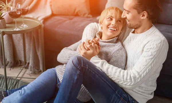 Happy couple hugging near couch during date — Stock Photo, Image