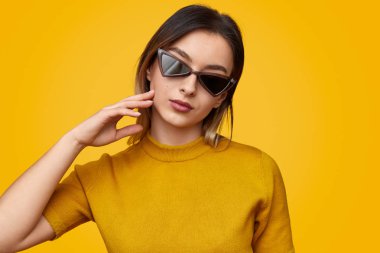 Trendy kadın yanak dokunmadan