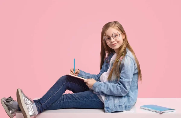 Sorrindo menina fazendo lição de casa — Fotografia de Stock