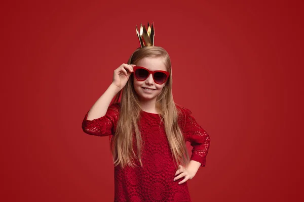 Kleine Prinzessin justiert Sonnenbrille — Stockfoto