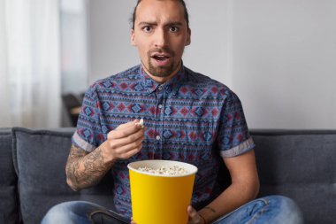 Patlamış mısır yiyen ve film izleyen şok adam