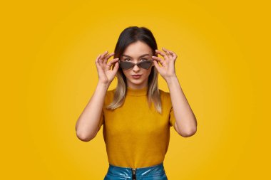 Şık bayan güneş gözlüğü ayar