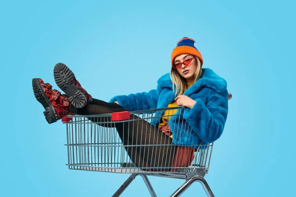 쇼핑 트롤리에 자신감 이상한 여성 — 스톡 사진