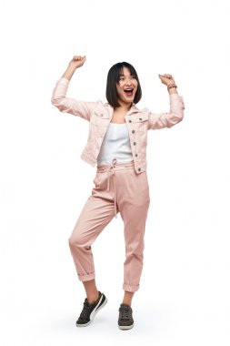 Neşeli etnik Lady dans ve uzağa bakıyor