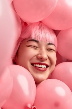 Heyecan verici etnik Lady arasında balonlar