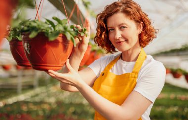 Saksı bitkiler Bakımı gülümseyen çiftçi