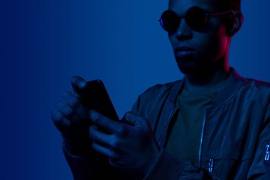 Akıllı telefon kullanan şık siyah adam
