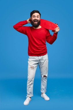 Omuz kaykay ile trendy erkek