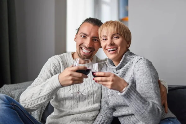 Happy couple drinking wine at home — Stock Photo, Image