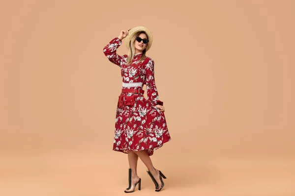 Mujer de moda en vestido floral y gafas de sol — Foto de Stock