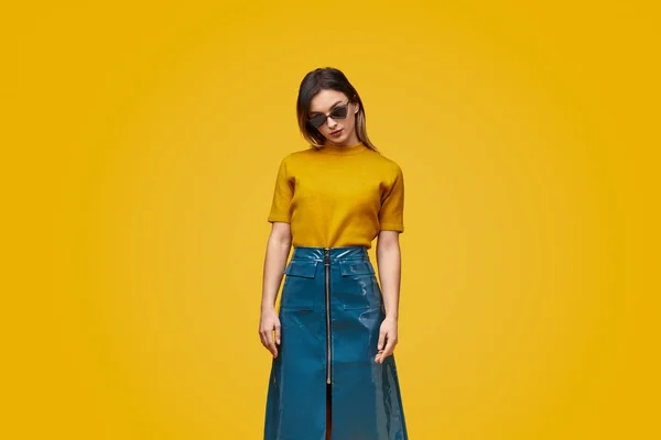 Trendy vrouw in felle kleding en zonnebrillen — Stockfoto