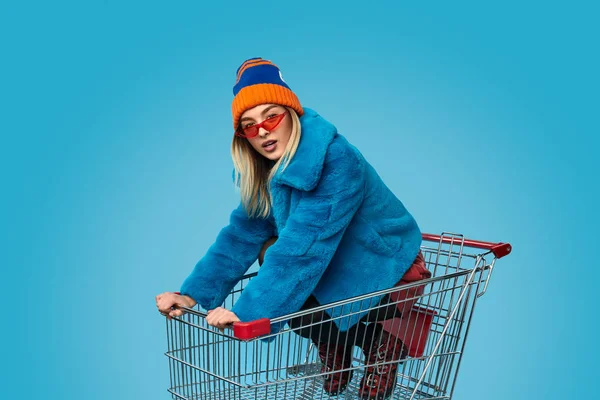 미친 여성 에 쇼핑 카트 — 스톡 사진