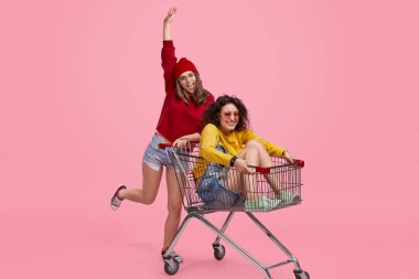 Alışveriş sepeti ile eğleniyor arkadaşlar