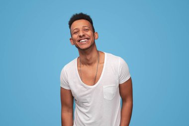 Kamera bakarak neşeli siyah adam