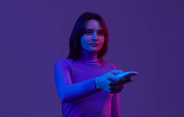 TV izlerken uzaktan kumandalı genç kadın