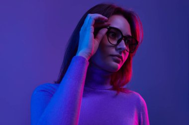 Akıllı kadın ayarlama gözlükleri