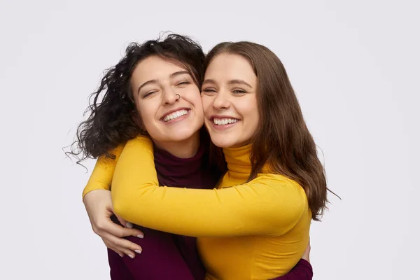 Melhores amigos abraçando e alegremente sorrindo — Fotografia de Stock