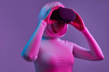 Futuristik kadın keşfetmek siber