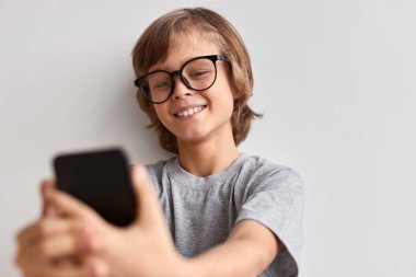 Gülümseyen oğlan alma selfie