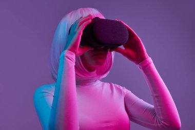 VR gözlük kullanarak fütüristik Bayan