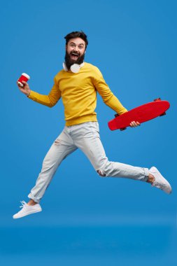 Fincan ve longboard kadar sıçrayan heyecanlı hipster